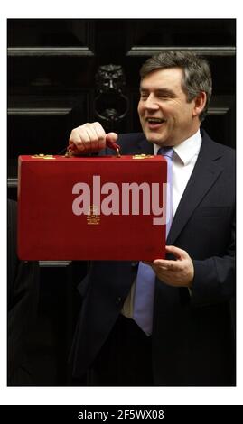 Gordon Brown sort sur 11 Downing St pour aller Et remettre son budget 2004 au Parlement.pic David Sandison 17/3/2004 Banque D'Images