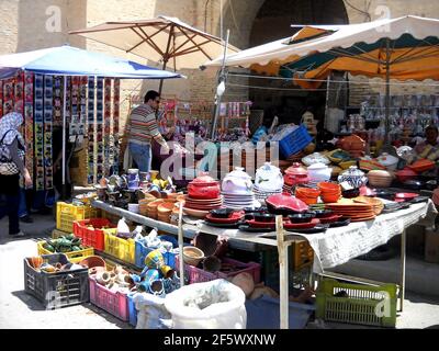 Al-Qayrawan est aujourd'hui la ville tunisienne qui, à l'époque du caliphal islamique, était la capitale du gouvernorat de Ifrīqiya. Kairouan est une ville sainte Banque D'Images