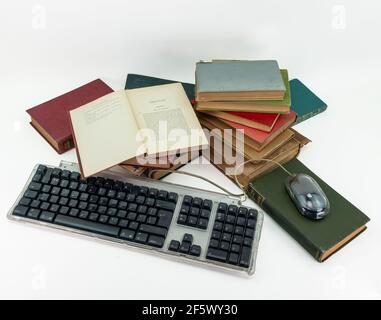 Clavier Apple et livre vintage Old English poème sur blanc arrière-plan Banque D'Images