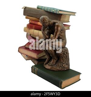 La statue de Thinking Man devant de vieux livres vintage avec blanc arrière-plan Banque D'Images