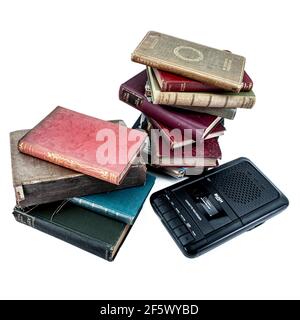 Vieux poème rare vintage livres avec un lecteur de cassette rétro sur fond blanc Banque D'Images