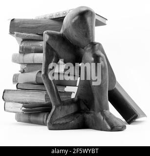 Poème noir et blanc vieux livres et statue sur arrière-plan blanc Banque D'Images