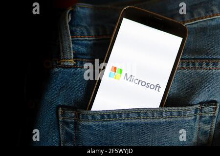 Dans cette photo illustration un logo Microsoft vu affichée sur un smartphone. Banque D'Images