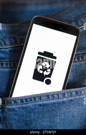 Sur cette photo, un logo de recyclage apparaît sur un smartphone. Banque D'Images