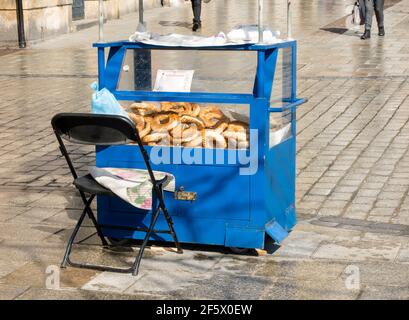 Cracovie, la vieille ville polonais bagels, bretzles, obwarzanki Street food stand proximité, personne. Vendre obwarzanek krakowski, polonais cuisine régionale nationale Banque D'Images