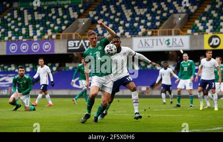 Daniel Ballard (à gauche), en Irlande du Nord, et Theoson Siebatcheu, aux États-Unis, se battent pour le bal lors de l'amicale internationale à Windsor Park, Belfast. Date de la photo: Dimanche 28 mars 2021. Banque D'Images