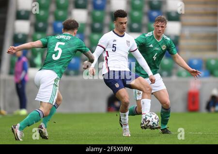 Antonee Robinson (au centre) des États-Unis en action avec Matthew Kennedy (à gauche) d'Irlande du Nord et Daniel Ballard pendant l'amicale internationale à Windsor Park, Belfast. Date de la photo: Dimanche 28 mars 2021. Banque D'Images