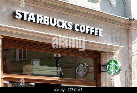 Panneau du café Starbucks, devant du magasin, panneau du logo extérieur, panneau de la marque, personne, façade rue Florianska, ancienne ville de Cracovie, ourba Banque D'Images