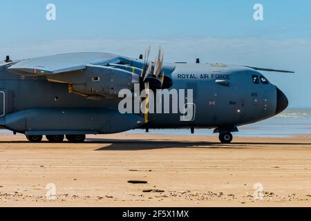 CEFN SIDAN, PAYS DE GALLES - MARS 25 2021: Un avion de transport militaire de la Royal Air Force Airbus A400M 'Atlas' pratiquant des atterrissages tactiques sur une plage Banque D'Images