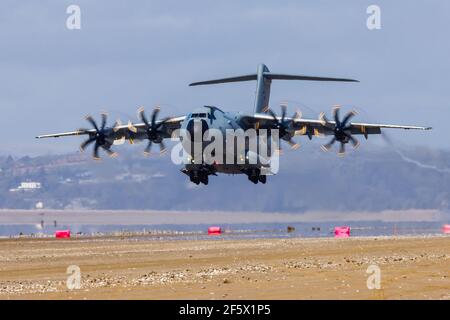 CEFN SIDAN, PAYS DE GALLES - MARS 25 2021: Un avion de transport militaire de la Royal Air Force Airbus A400M 'Atlas' pratiquant des atterrissages tactiques sur une plage Banque D'Images