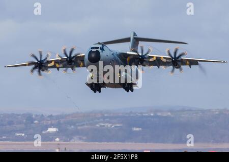 CEFN SIDAN, PAYS DE GALLES - MARS 25 2021: Un avion de transport militaire de la Royal Air Force Airbus A400M 'Atlas' pratiquant des atterrissages tactiques sur une plage Banque D'Images