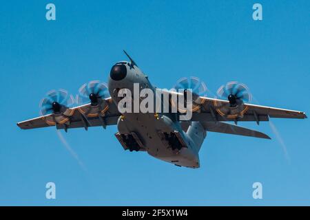 CEFN SIDAN, PAYS DE GALLES - MARS 25 2021: Un avion de transport militaire de la Royal Air Force Airbus A400M 'Atlas' pratiquant des atterrissages tactiques sur une plage Banque D'Images