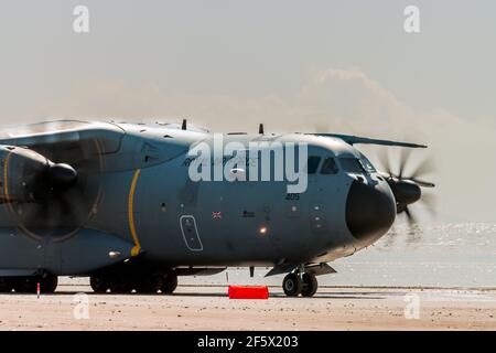 CEFN SIDAN, PAYS DE GALLES - MARS 25 2021: Un avion de transport militaire de la Royal Air Force Airbus A400M 'Atlas' pratiquant des atterrissages tactiques sur une plage Banque D'Images