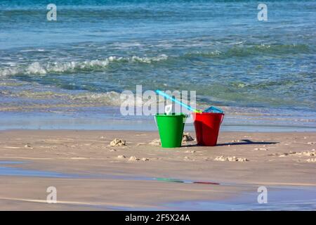 Seaux de sable rouge et vert sur la plage de destin, Floride Banque D'Images