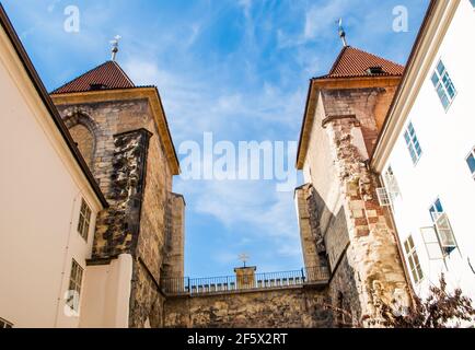 Prague, République tchèque, 22 mars 2019 : dômes de l'église de la Vierge Marie sous la chaîne, Prague, République tchèque Banque D'Images