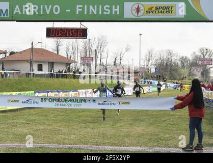 Milan, Italie. 28 mars 2021. San Vittore Olana, Italie FIVE MILLS 2021 World Athletic Cross 89e édition vainqueur du concours masculin 1 Nibret Melak, 2e place Leonard Kipkemoi Bett, 3e place Muktar Edris sur la photo: Winner1 Nibret Melak crédit: Independent photo Agency/Alay Live News Banque D'Images