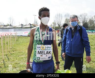 Milan, Italie. 28 mars 2021. San Vittore Olana, Italie FIVE MILLS 2021 World Athletic Cross 89e édition vainqueur du concours masculin 1 Nibret Melak, 2e place Leonard Kipkemoi Bett, 3e place Muktar Edris sur la photo: Winner1 Nibret Melak crédit: Independent photo Agency/Alay Live News Banque D'Images