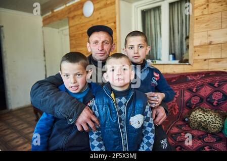 Portrait de trois garçons avec père . Mestia. Géorgie Banque D'Images