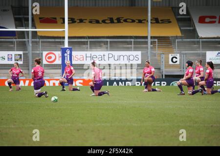 Exeter, Royaume-Uni. 27 mars 2021. Les joueurs de Loughborough prennent le genou avant de démarrer lors du match Allianz Premier 15s entre Exeter Chiefs et Loughborough Lightning à Sandy Park à Exeter, Angleterre crédit : SPP Sport Press photo. /Alamy Live News Banque D'Images