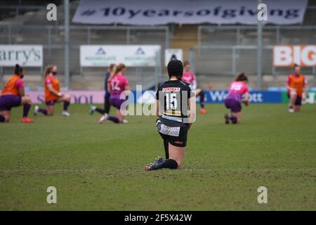 Exeter, Royaume-Uni. 27 mars 2021. Les joueurs prennent le genou avant de démarrer lors du match Allianz Premier 15s entre Exeter Chiefs et Loughborough Lightning à Sandy Park à Exeter, Angleterre Credit: SPP Sport Press photo. /Alamy Live News Banque D'Images