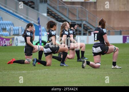 Exeter, Royaume-Uni. 27 mars 2021. Les joueurs d'Exterminits Chiefs prennent le genou lors du match Allianz Premier 15s entre Exeter Chiefs et Loughborough Lightning à Sandy Park à Exeter, Angleterre Credit: SPP Sport Press photo. /Alamy Live News Banque D'Images