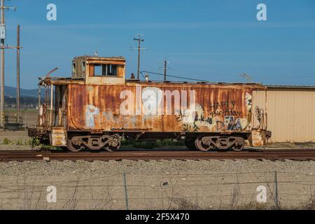 Un caboose rouillé sur une piste au bord de la route à Lompoc, Californie. Banque D'Images