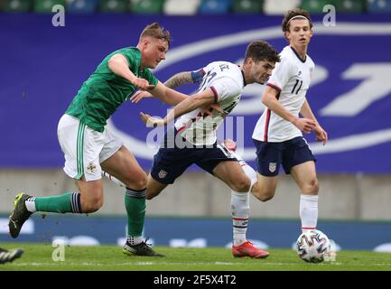 Daniel Ballard (à gauche), en Irlande du Nord, et Christian Pulisic, aux États-Unis, se battent pour le bal lors de l'amicale internationale à Windsor Park, Belfast. Date de la photo: Dimanche 28 mars 2021. Banque D'Images