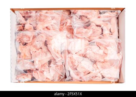 Dos de poulet crus dans un emballage emballé dans une boîte pour livraison sur fond blanc isolé, vue du dessus. Boîte de viande crue pour supermarché, vente au détail. Banque D'Images