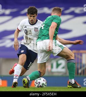 Christian Pulisic des États-Unis (à gauche) et Daniel Ballard d'Irlande du Nord en action pendant l'amicale internationale à Windsor Park, Belfast. Date de la photo: Dimanche 28 mars 2021. Banque D'Images