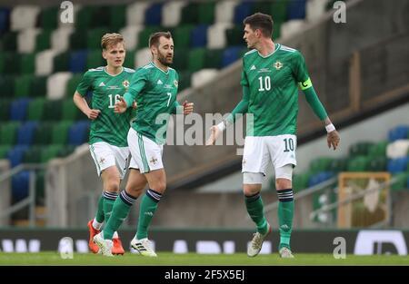 Niall McGinn (au centre), en Irlande du Nord, célèbre avec son coéquipier Kyle Lafferty (à droite) après avoir obtenu le premier but de son équipe lors de l'amicale internationale à Windsor Park, Belfast. Date de la photo: Dimanche 28 mars 2021. Banque D'Images