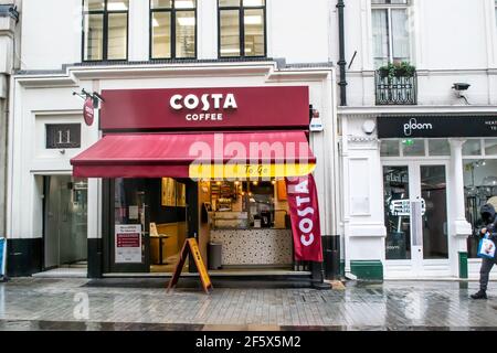 SOHO, LONDRES, ANGLETERRE- 17 février 2021: Costa va faire ses magasins, dans le contexte de la pandémie du coronavirus Banque D'Images