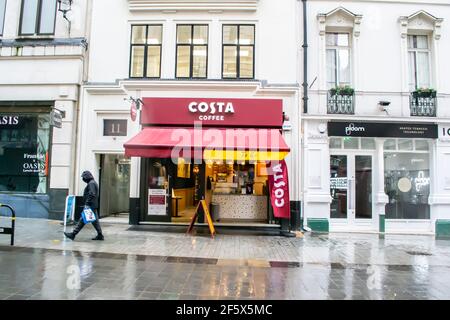 SOHO, LONDRES, ANGLETERRE- 17 février 2021: Costa va faire ses magasins, dans le contexte de la pandémie du coronavirus Banque D'Images