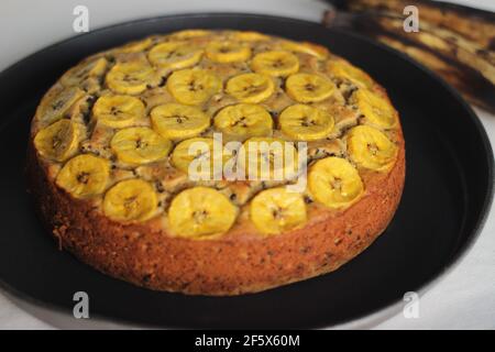 Gâteau de plantain fait maison avec des tranches de plantain comme garniture. Prise de vue sur fond blanc. Banque D'Images