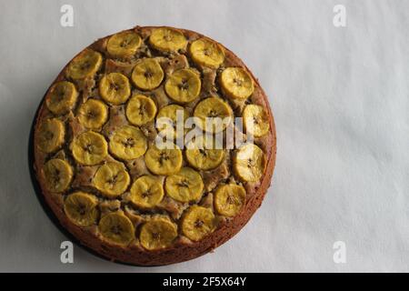 Gâteau de plantain fait maison avec des tranches de plantain comme garniture. Prise de vue sur fond blanc. Banque D'Images