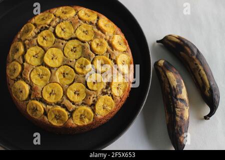 Gâteau de plantain fait maison avec des tranches de plantain comme garniture. Prise de vue sur fond blanc. Banque D'Images