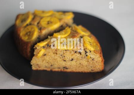 Tranches de gâteau de plantain maison avec des morceaux de plantain comme garniture. Prise de vue sur fond blanc. Banque D'Images