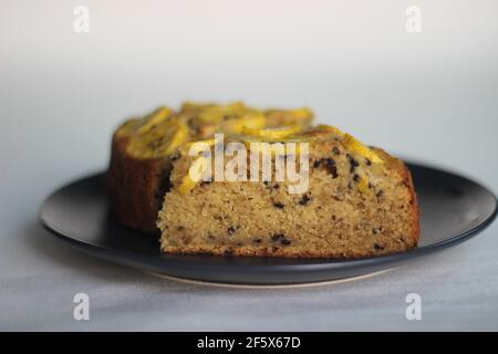 Tranches de gâteau de plantain maison avec des morceaux de plantain comme garniture. Prise de vue sur fond blanc. Banque D'Images