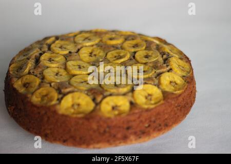 Gâteau de plantain fait maison avec des tranches de plantain comme garniture. Prise de vue sur fond blanc. Banque D'Images