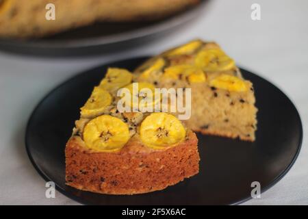 Tranches de gâteau de plantain maison avec des morceaux de plantain comme garniture. Prise de vue sur fond blanc. Banque D'Images