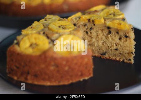 Tranches de gâteau de plantain maison avec des morceaux de plantain comme garniture. Prise de vue sur fond blanc. Banque D'Images