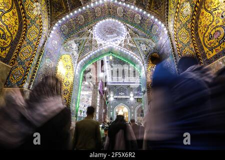 Karbala, Irak. 28 mars 2021. Les musulmans visitent le sanctuaire de l'Imam Husayn pendant les célébrations du Nisf de Shaban (Mid-Sha'ban). Chaque année, mi-Sha'ban est observé par les communautés musulmanes la nuit entre le 14 et le 15 de Sha'aban, qui est le huitième mois du calendrier islamique. Credit: Ameer Al Mohmedaw/dpa/Alamy Live News Banque D'Images