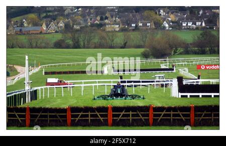 Aller avec l'histoire de Mathew Beard en comparant les années précédentes a annulé Cheltenham Gold Cup Festival à cette année Faucher des kilomètres de piste en préparation pour les courses.pic David Sandison 6/3/2002 Banque D'Images