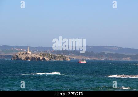 Regina ferry bateau touristique passant devant l'île Mouro sur une mer agitée sur un vent de printemps après-midi Santander Cantabria Espagne Banque D'Images