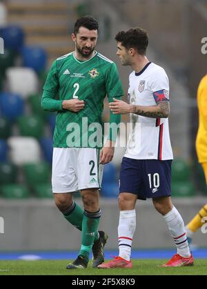 Conor McLaughlin (à gauche) d'Irlande du Nord et Christian Pulisic des États-Unis après l'amicale internationale à Windsor Park, Belfast. Date de la photo: Dimanche 28 mars 2021. Banque D'Images