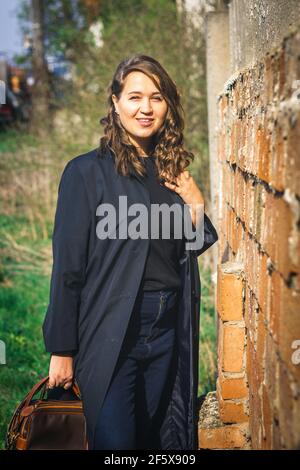 Femme de taille plus attrayante dans la rue de la ville. Femme de mode caucasienne en surpoids portant des vêtements élégants et tenant un sac à main Banque D'Images