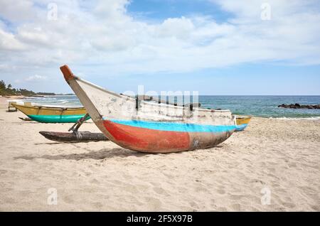 Petits bateaux de pêche sur une plage vide, Sri Lanka. Banque D'Images