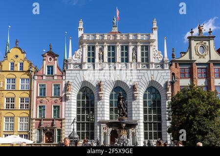 Gdansk, Pologne - 6 septembre 2020 : Fontaine de Neptune et Cour d'Artus ; à long Market Street à Gdansk. Pologne Banque D'Images