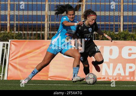 La défenseuse australienne de Naples Alexandra Huynh lance un défi pour le bal avec le buteur italien d'Empoli Benedetta Glionna lors de la série UN match de football féminin entre Naples et Empoli au Stadio Caduti di Brema, Napoli - Empoli dessin 3-3 Banque D'Images