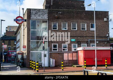HOUNSLOW, LONDRES, ANGLETERRE- 5 février 2021 : gare routière de Hounslow Banque D'Images