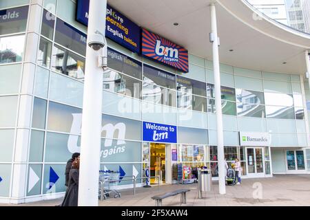 HOUNSLOW, LONDRES, ANGLETERRE- 5 février 2021: B and M Bargains magasin avant HOUNSLOW, LONDRES, ANGLETERRE- 5 février 2021: B&M Bargains magasin avant Banque D'Images